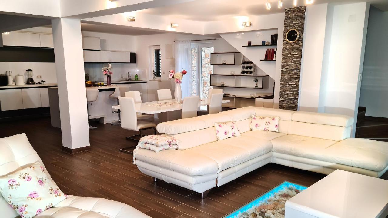 Villa Relax , With Seaview And Two Pools Near Beach Starigrad  Zewnętrze zdjęcie
